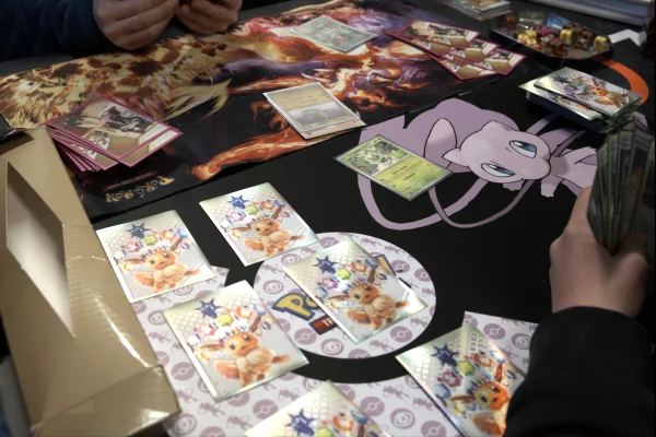 Gracze podczas rozgrywki w Pokémon TCG