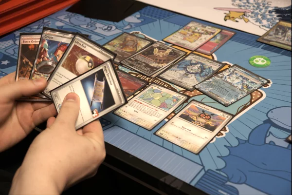 Karty Pokémon TCG rozłożone na stole