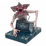 Dárkový set Stranger Things - Netflix & Chill Gift Box (figurka, láhev, deka, samolepky)