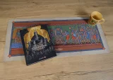 Podložka pod myš Kingdom Come: Deliverance II - Iluminace (90 × 40 cm)