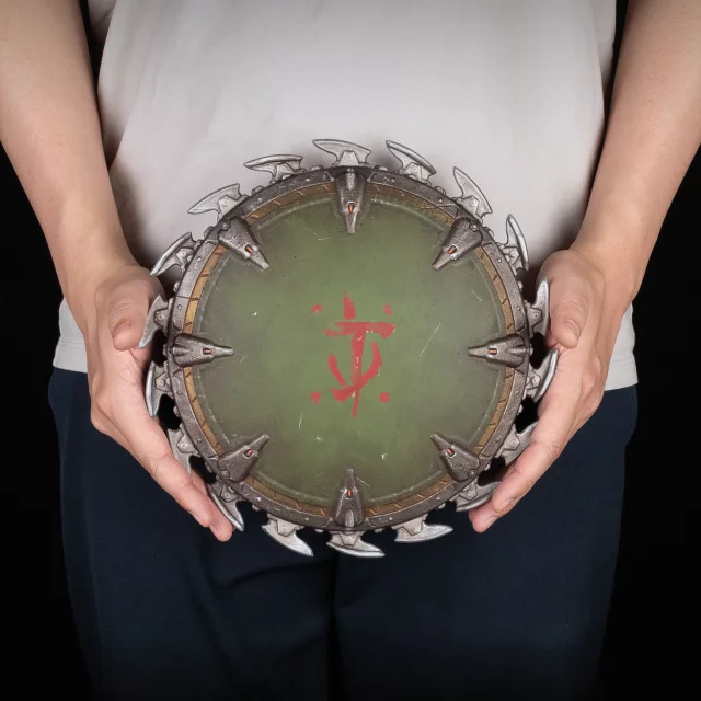 Replika DOOM: The Dark Ages - Plaketa na zeď Shield Saw (Dark Horse)