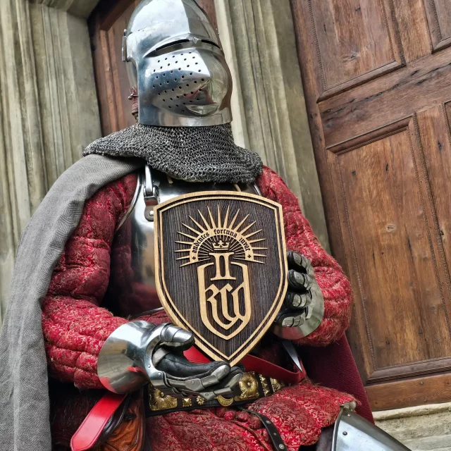 Replika Kingdom Come: Deliverance II - Dřevěný štít na stěnu (velký)