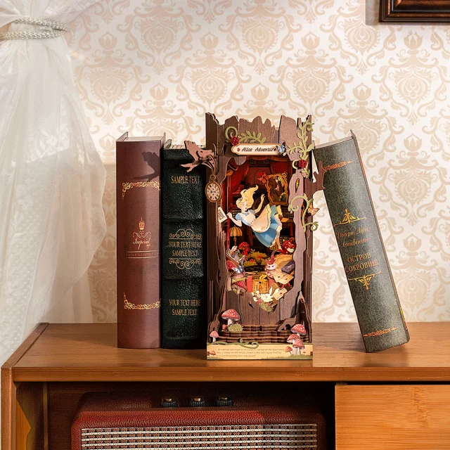 Stavebnice Alice in Wonderland - zarážka na knihy Fall Into Wonder (dřevěná)