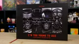 Kniha plná stříleček 🔥 Představení I'm Too Young To Die - Ultimátní průvodce střílečkami 1992-2002