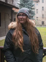 Čepice Kingdom Come: Deliverance II - Warhorse štít Audentes Fortuna Iuvat