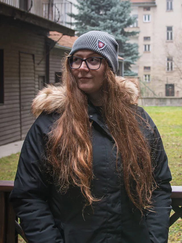 Čepice Kingdom Come: Deliverance II - Warhorse štít Audentes Fortuna Iuvat