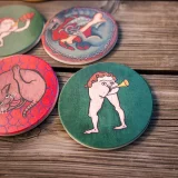 Podtácky Kingdom Come: Deliverance II - Hospodské iluminace