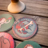 Podtácky Kingdom Come: Deliverance II - Hospodské iluminace