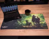 Podložka pod myš Kingdom Come: Deliverance II - Jindra a Vořech v lese (89 × 40 cm) - Příslušenství