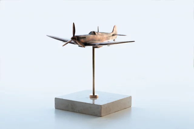 Bronzová soška letadla - Supermarine Spitfire