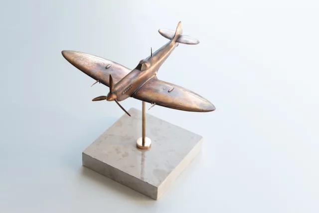 Bronzová soška letadla - Supermarine Spitfire
