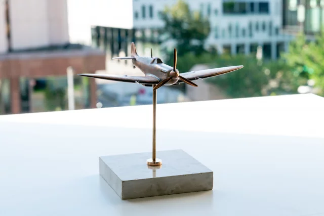 Bronzová soška letadla - Supermarine Spitfire