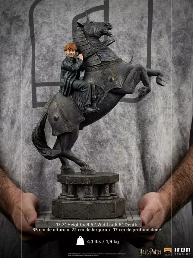 Soška Harry Potter - Ron Weasley at the Wizard Chess Deluxe Art Scale 1/10 (Iron Studios)