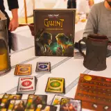 Výhodný set Karetní hra Zaklínač 3: Divoký Hon - Gwint CZ a Herní podložka Gwint - Geralt, Ciri