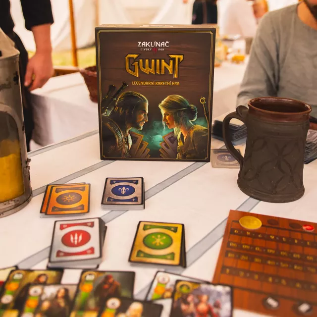 Výhodný set Karetní hra Zaklínač 3: Divoký Hon - Gwint CZ a Herní podložka Gwint - Geralt, Ciri